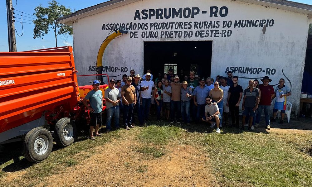 Laerte Gomes entrega equipamentos agrícolas para fortalecer a agricultura familiar em Ouro Preto D’Oeste