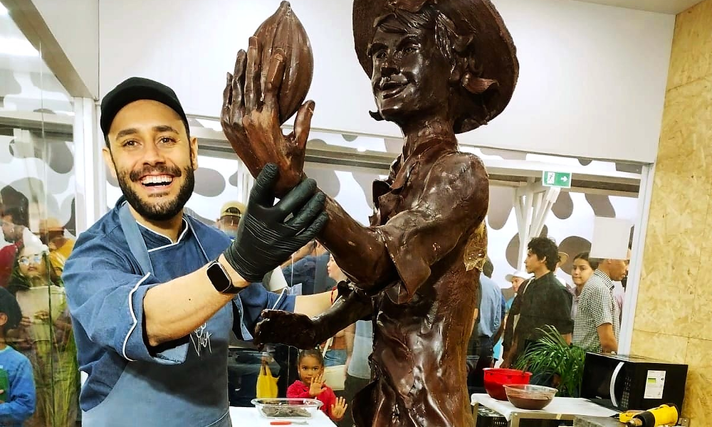 Escultura em chocolate homenageia produtores na 12ª Rondônia Rural Show Internacional