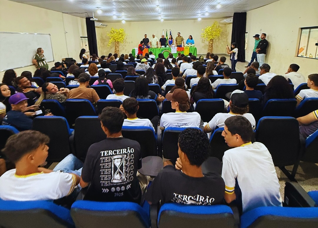 Projeto oferece atividades de futebol e recreação para crianças e adolescentes que se destacam (Foto: Edilson Neves)