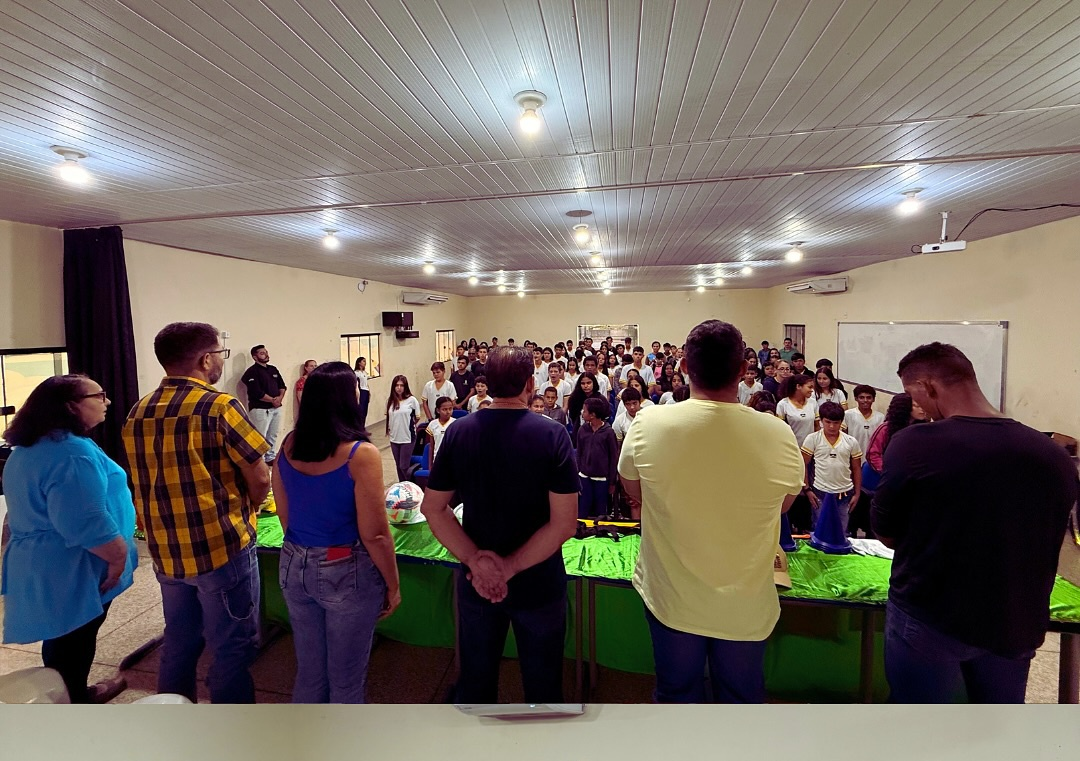 Projeto oferece atividades de futebol e recreação para crianças e adolescentes que se destacam na escola (Foto: Edilson Neves)