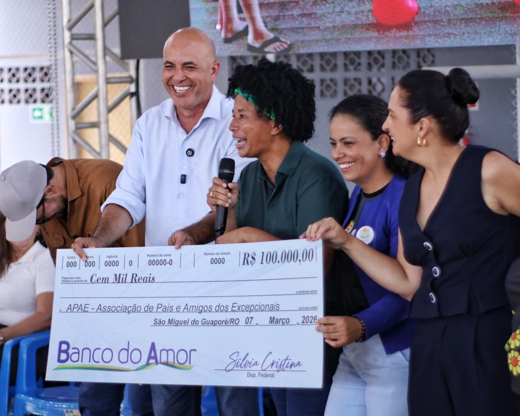 Deputado estadual Ismael Crispin e deputada federal Silvia Cristina fazendo a entrega simbólica de R$ 100 mil para APAE de São Miguel do Guaporé.