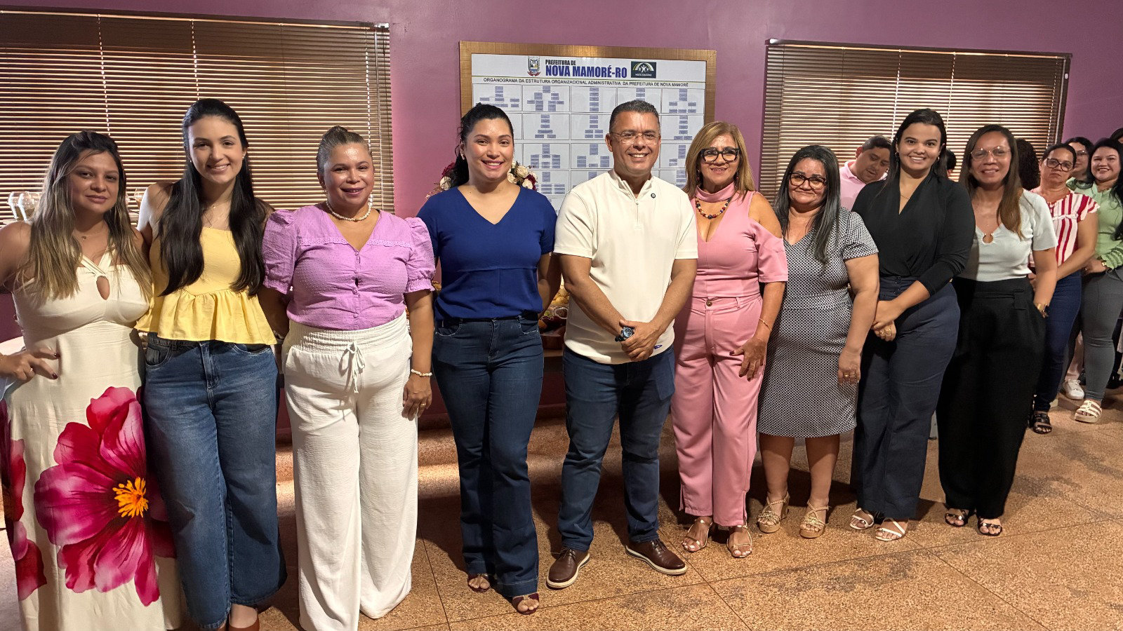Prefeito Marcelio Brasileiro e servidoras da prefeitura em café de homenagem ao dia da mulher | Foto por Daniel Bento