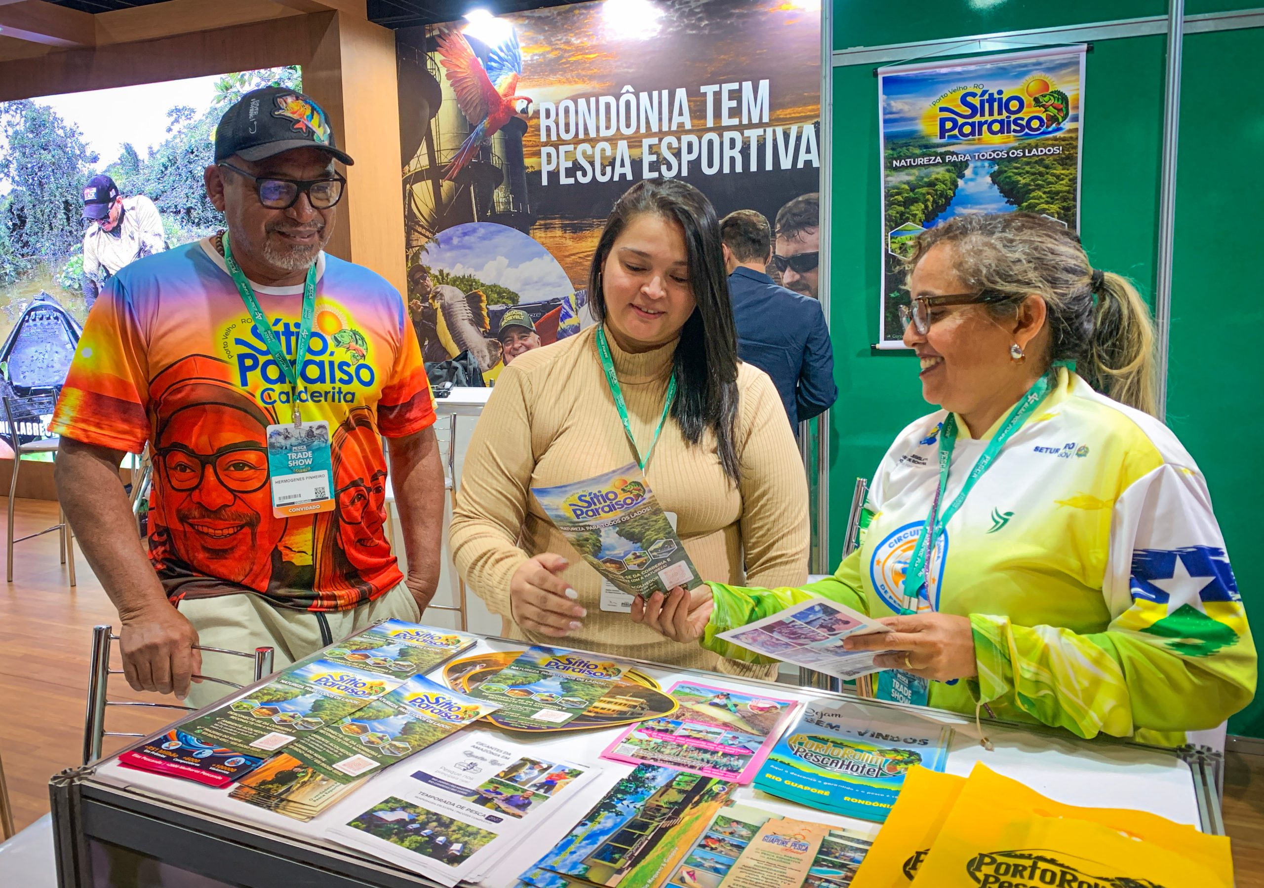 Empresários apresentando sua pousada para visitantes do stand. Foto por Isabela Gomes