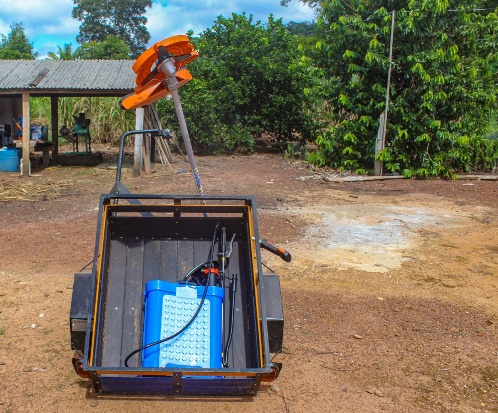 Os produtores beneficiados receberam um kit contendo carretinha para moto, roçadeira e pulverizador costal (Foto: Marcela Bomfim | Secom ALE/RO)