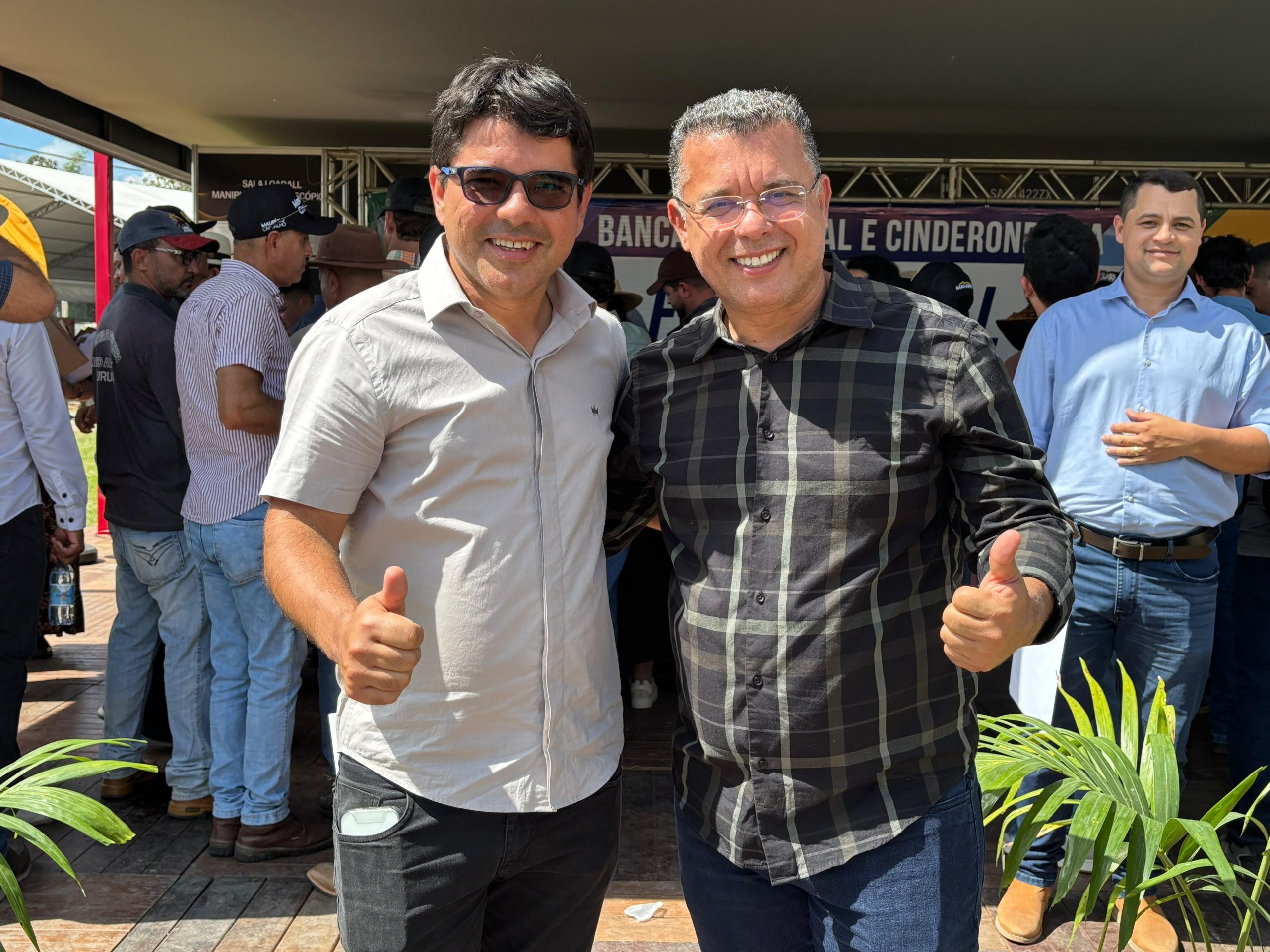 Prefeito Leandro, de Corumbiara e prefeito Marcélio Brasileiro, de Nova Mamoré, na entrega de maquinário para o CindeRondônia na Rondônia Rural Show 2026. Foto por assessoria. 