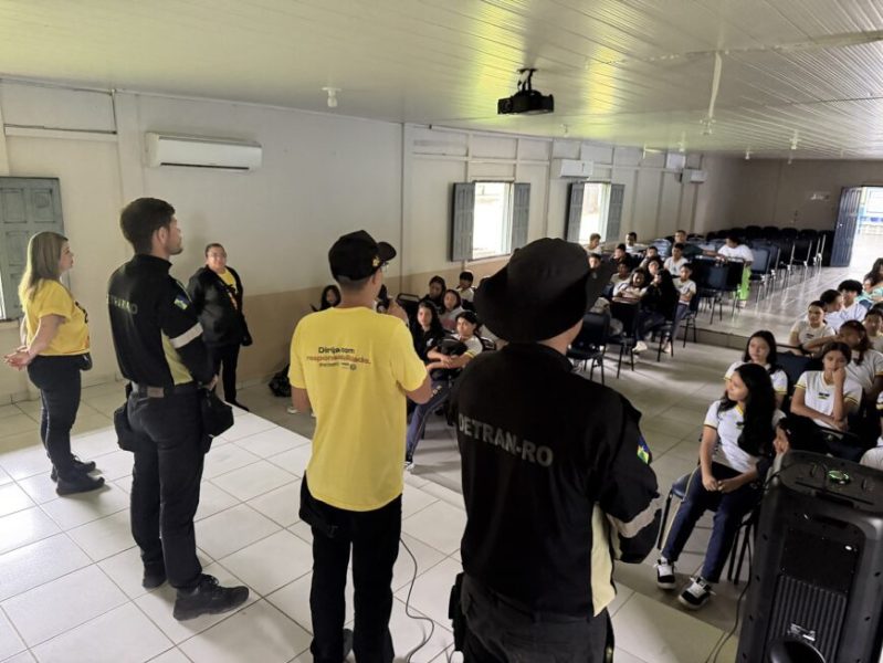 Profissionais do Detran-RO usam a pedagogia para educar e conscientizar sobre o trânsito nas escolas