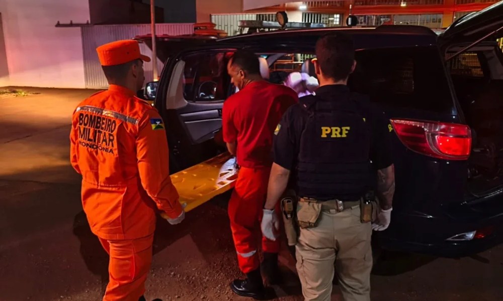 Bebê nasce dentro de viatura da PRF durante auxílio à gestante na BR-425, em Guajará-Mirim/RO